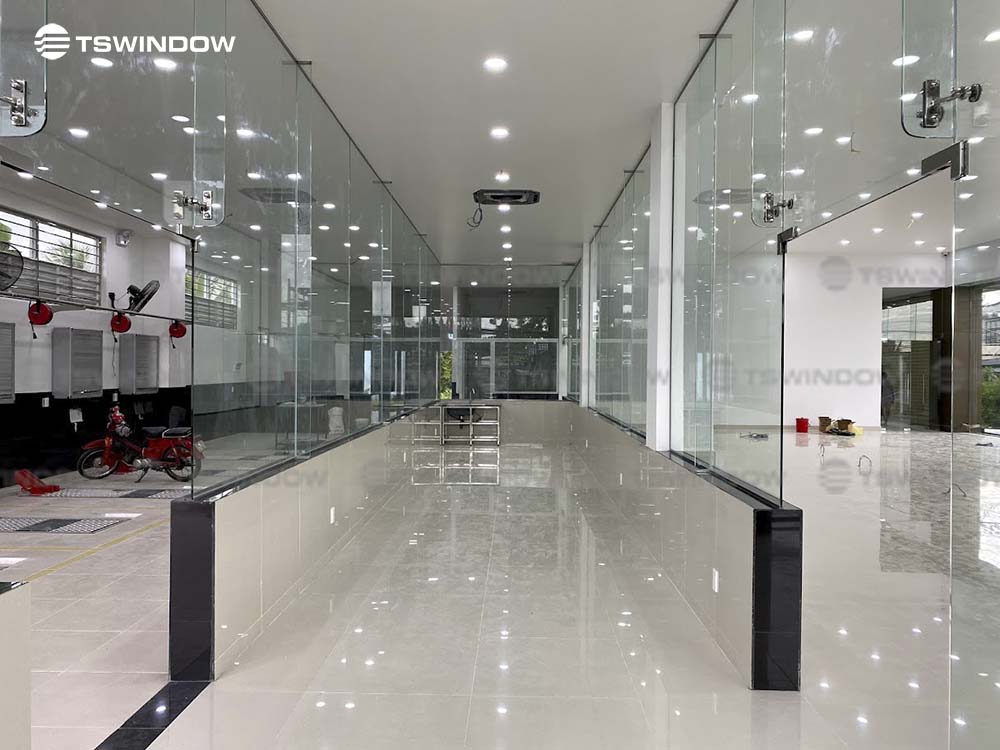 Vách kính cường lực tạo sự thông thoáng và thẩm mỹ